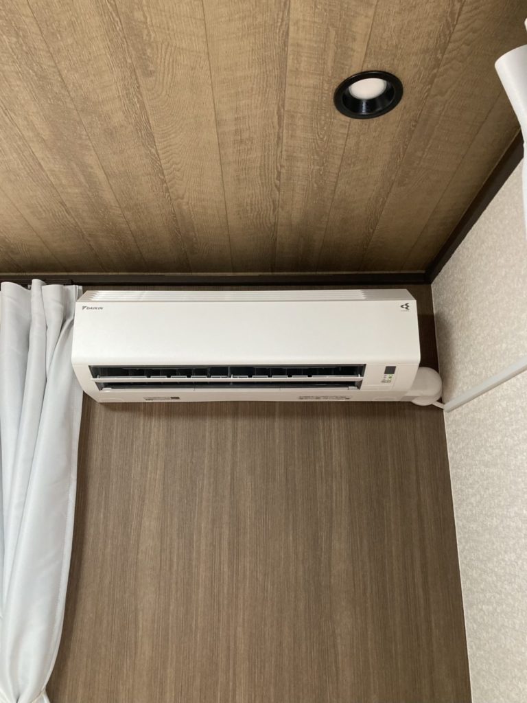 四街道市　クロス面と設置環境に配慮したエアコン取付工事