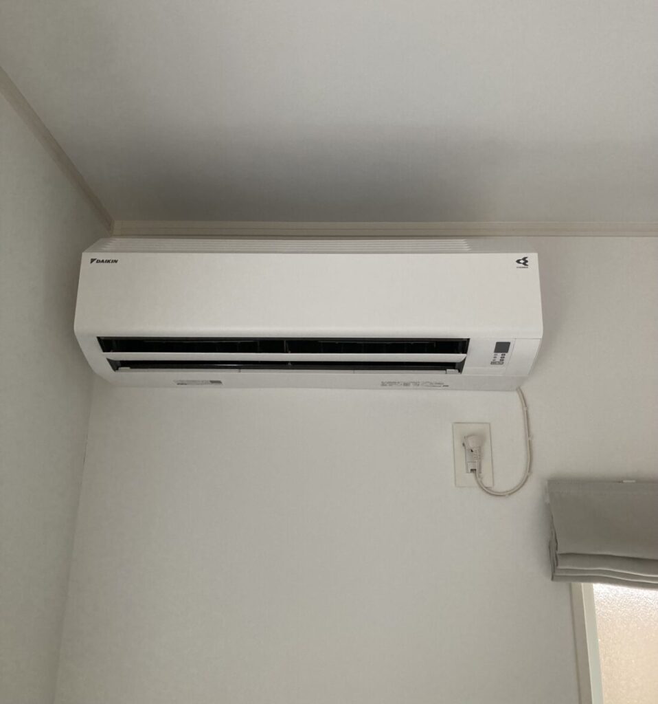 千葉市若葉区　戸建て住宅にて 室内機2階･室外機1階のエアコン取付け工事（ガルバリウム穴あけ有）