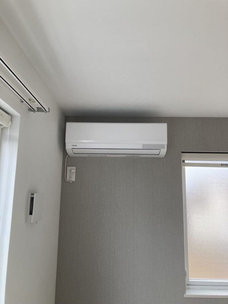 千葉市緑区 戸建て住宅にてエアコン取付け。高所作業あり。